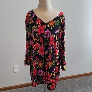 NWT Floral V-Neck Tunic Reversible blouse
